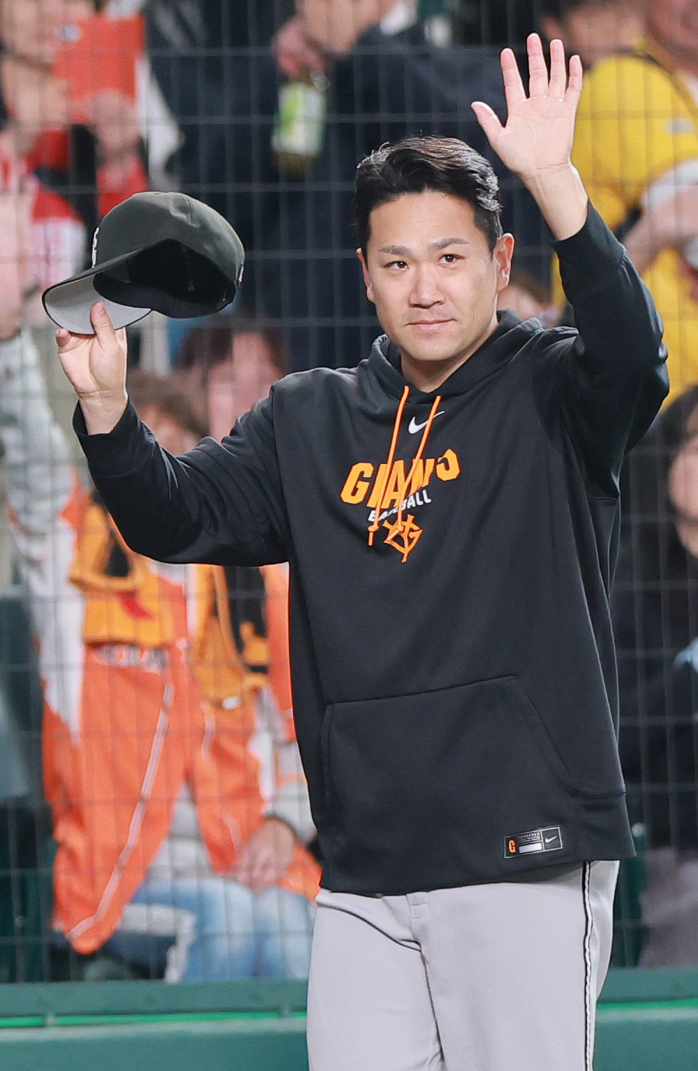 阪神対巨人　阪神から勝利を挙げた巨人田中将はスタンドのファンの声援に応える（撮影・上山淳一）