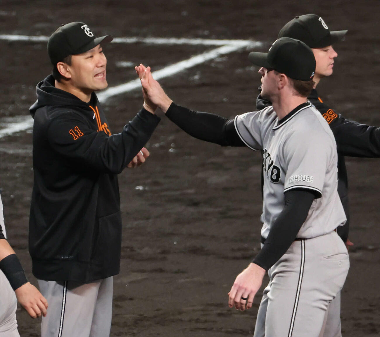 阪神対巨人　2勝目を挙げた巨人田中将はナインを出迎える（撮影・西尾就之）