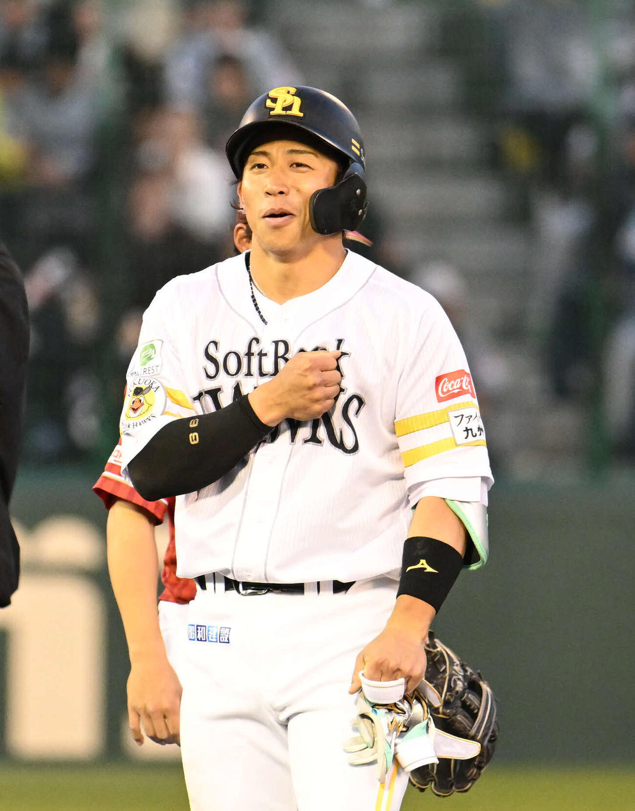 ソフトバンク対楽天　2回裏ソフトバンク1死二塁、野村は適時二塁打を放つ（撮影・林敢治）