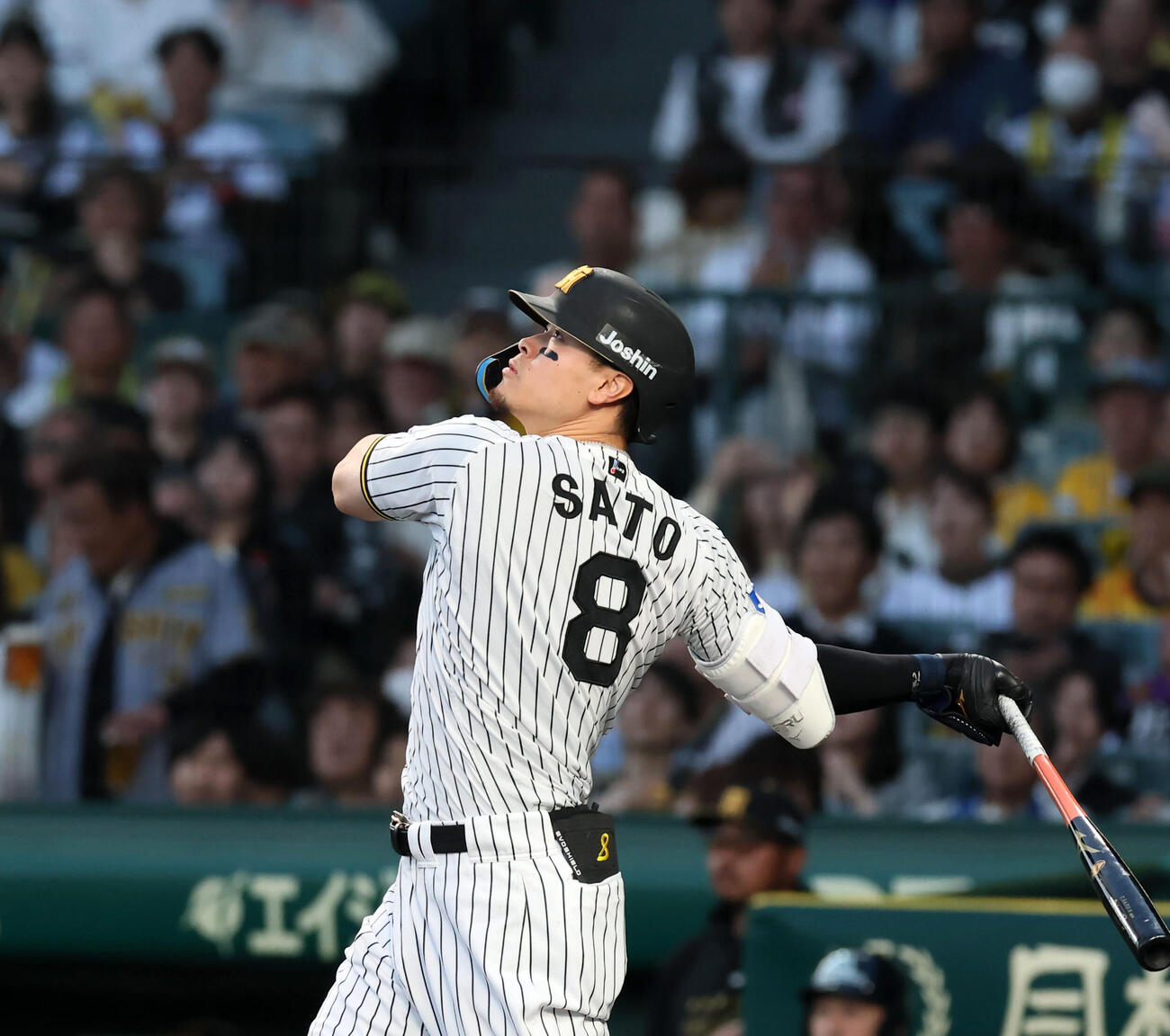 阪神対巨人　1回裏阪神2死一塁、佐藤は中越え2点本塁打を放つ（撮影・加藤哉）