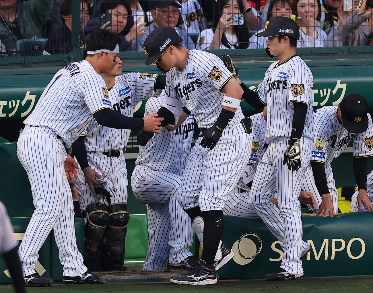 阪神対巨人　1回裏阪神2死一塁、2点本塁打を放った佐藤（中央）は森下と喜び合う（撮影・上田博志）