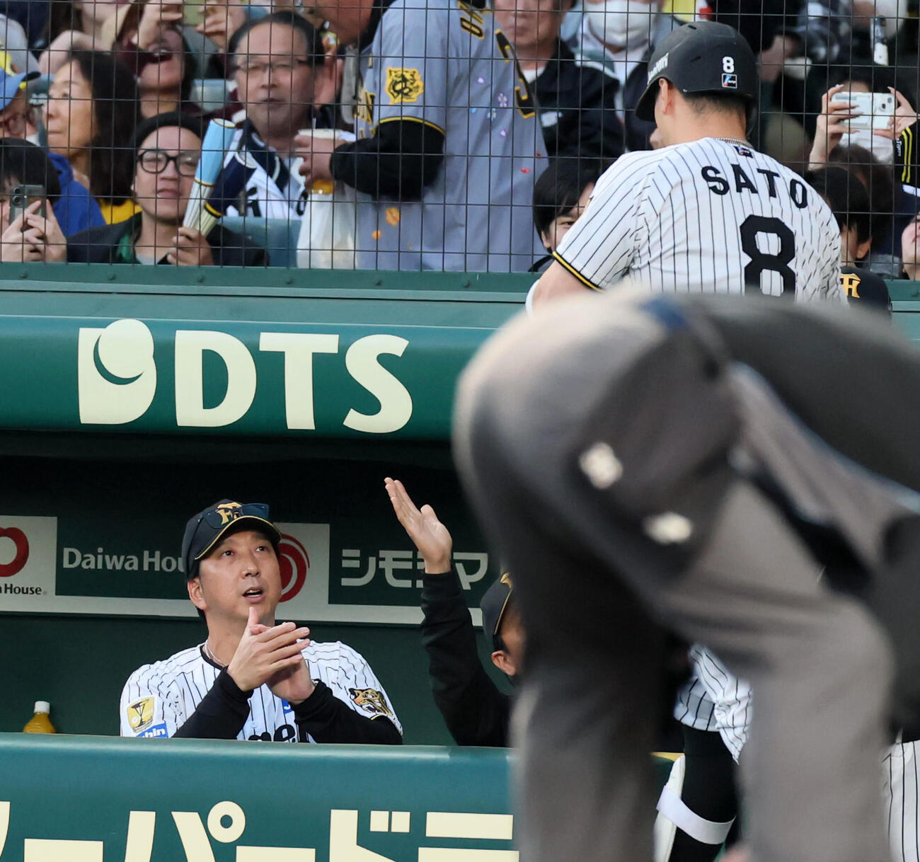 阪神対巨人　1回裏阪神2死一塁、藤川監督は中越え2点本塁打を放って生還する佐藤をベンチで出迎える（撮影・加藤哉）