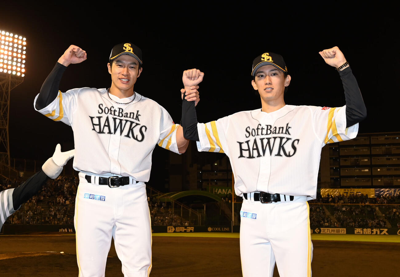 ソフトバンク対楽天　笑顔で撮影に応じる柳田（左）と大津（撮影・林敢治）