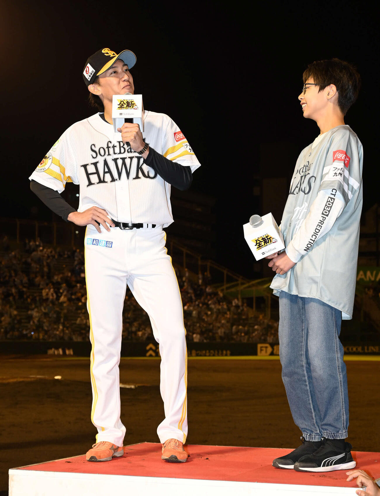 ソフトバンク対楽天　子ども質問インタビューに笑顔で応える大津（左）（撮影・林敢治）