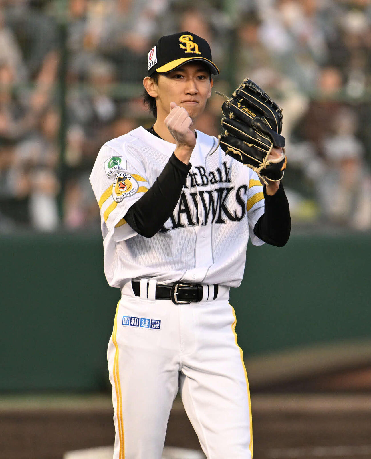 ソフトバンク対楽天　2回表楽天無死一塁、打者村林を併殺に仕留め歓喜する大津（撮影・林敢治）