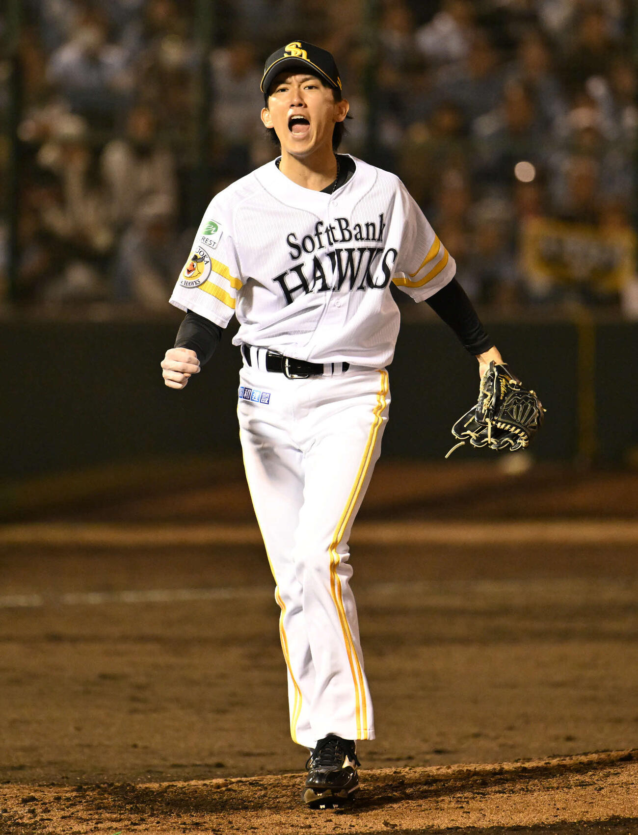 ソフトバンク対楽天　5回表楽天2死一塁、打者伊藤裕を三振に仕留め吠える大津（撮影・林敢治）