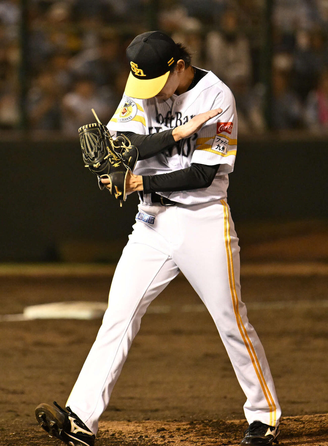 ソフトバンク対楽天　5回表楽天2死一塁、打者伊藤裕を三振に仕留めグラブを叩く大津（撮影・林敢治）