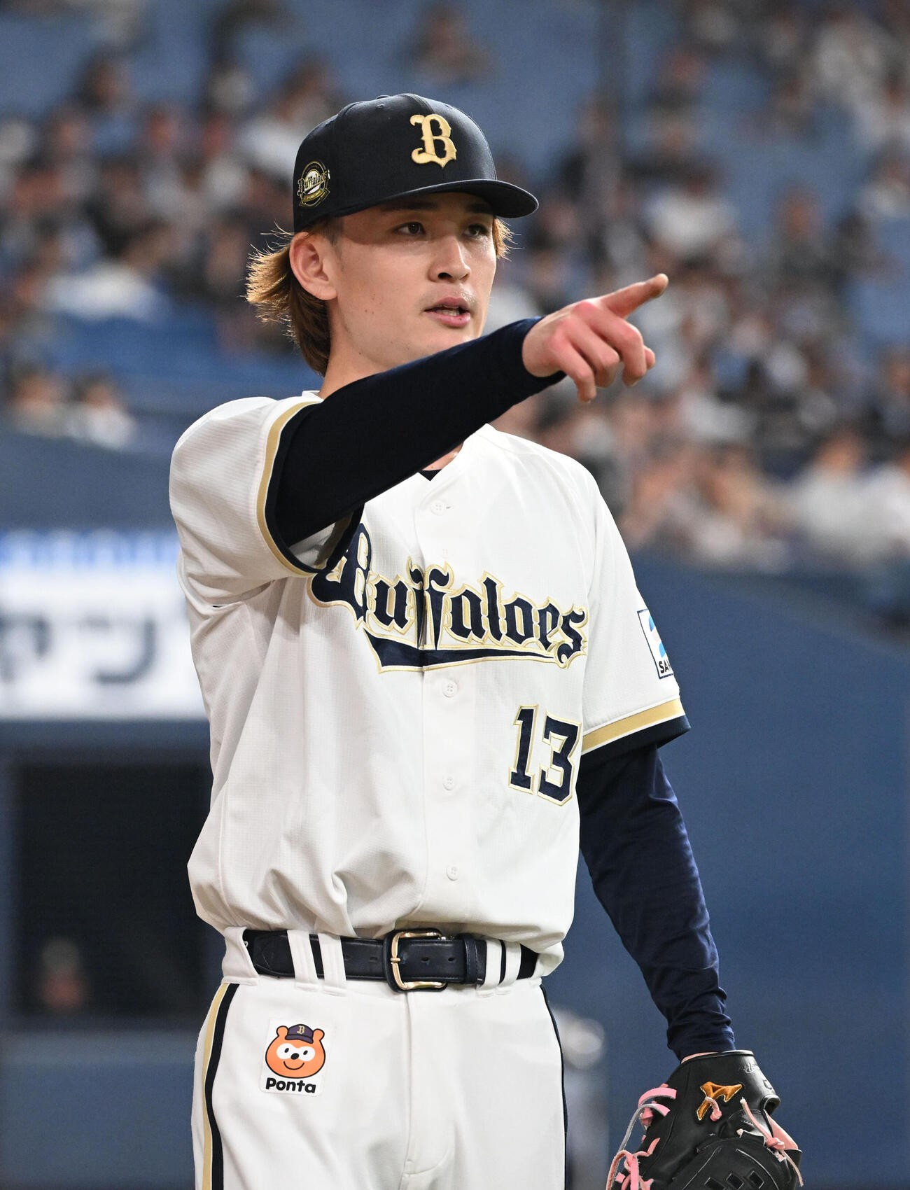 オリックス対西武　6回表を終え、林安可の打球を捕球した右翼を指さす寺西（撮影・和賀正仁）