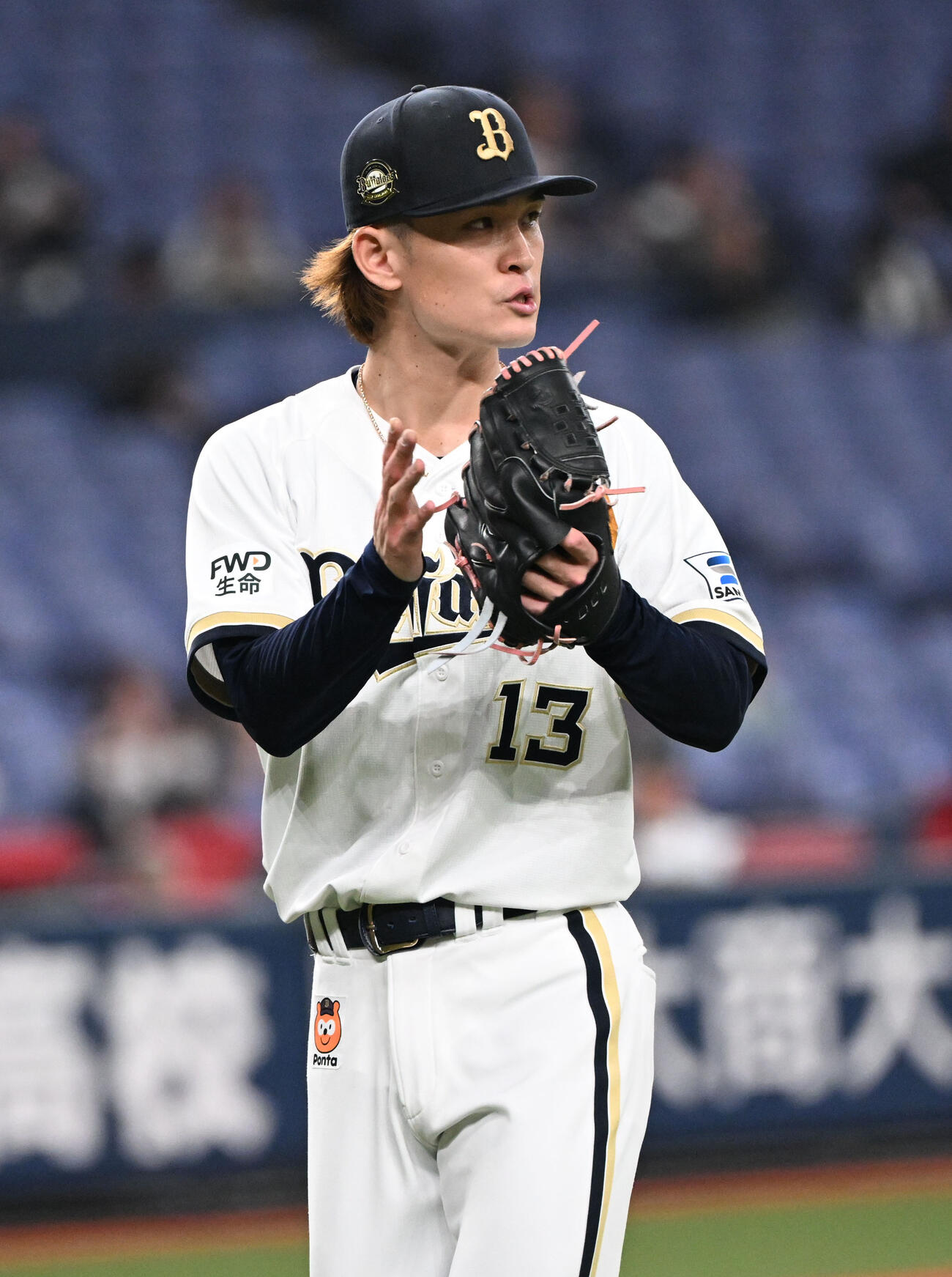 オリックス対西武　5回表を無失点としグラブを叩く寺西（撮影・和賀正仁）