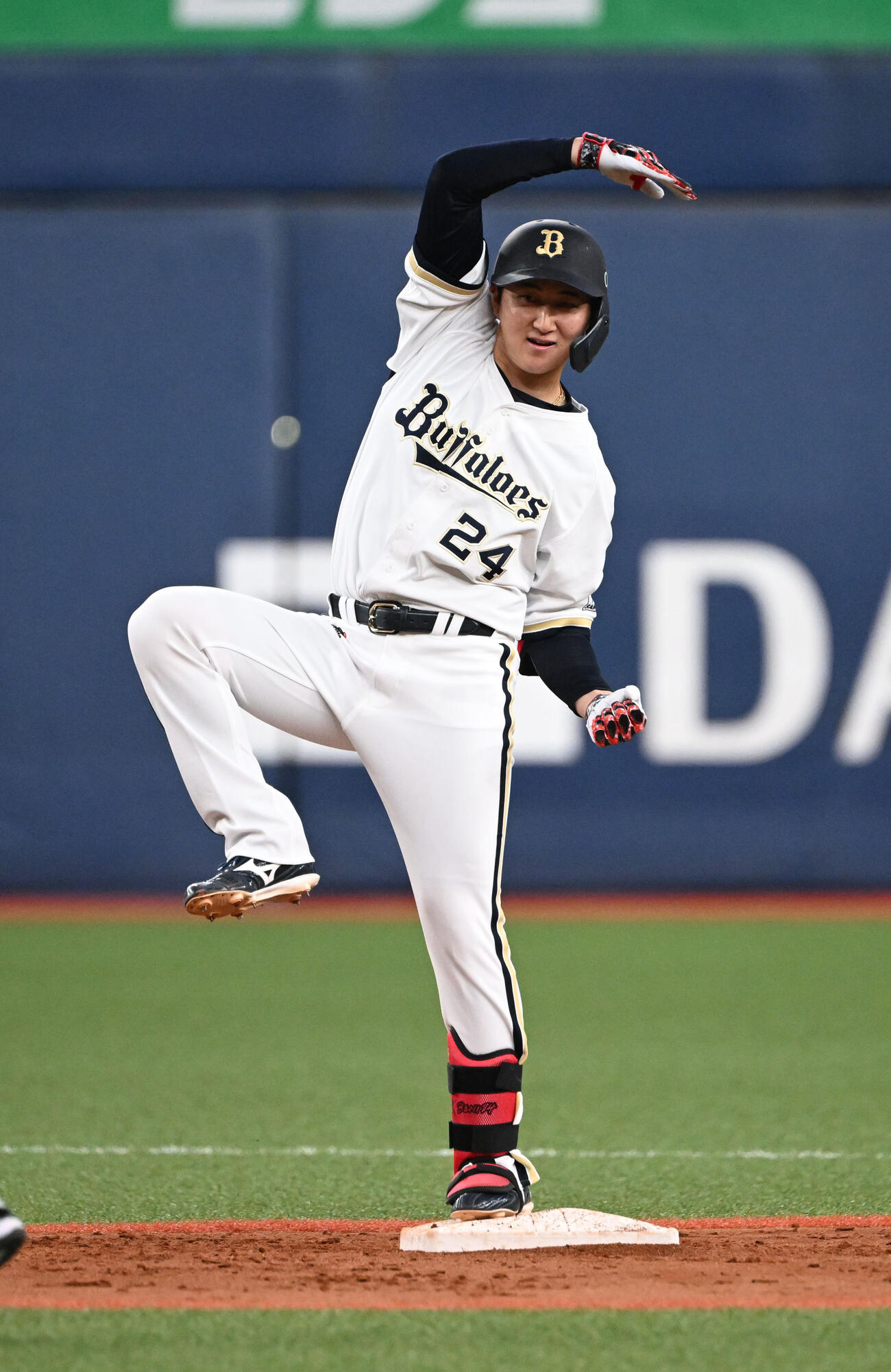 オリックス対西武　8回裏オリックス無死一、三塁、中越え適時二塁打を放った紅林はポーズ（撮影・和賀正仁）
