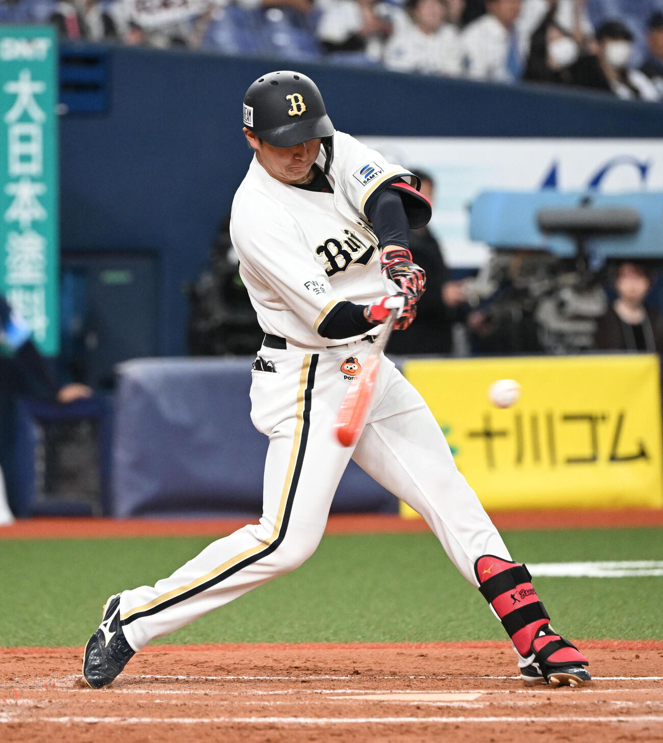 オリックス対西武　8回裏オリックス無死一、三塁、中越え適時二塁打を放つ紅林（撮影・和賀正仁）