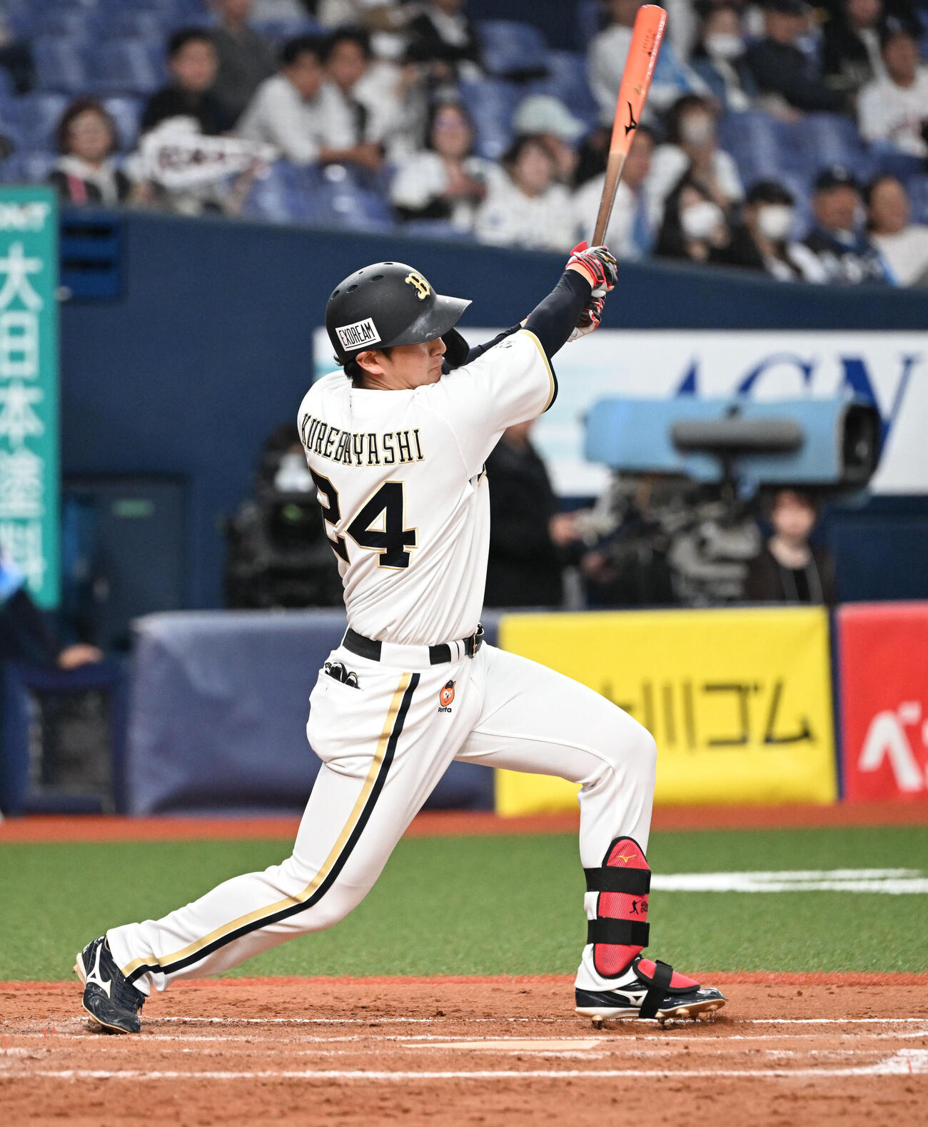 オリックス対西武　8回裏オリックス無死一、三塁、中越え適時二塁打を放つ紅林（撮影・和賀正仁）