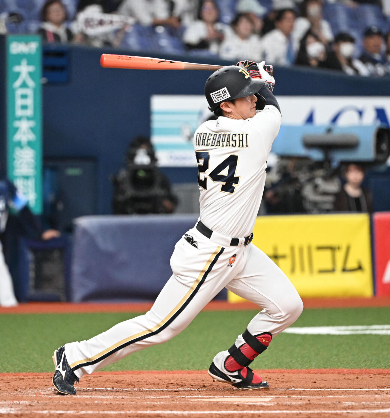 オリックス対西武　8回裏オリックス無死一、三塁、中越え適時二塁打を放つ紅林（撮影・和賀正仁）