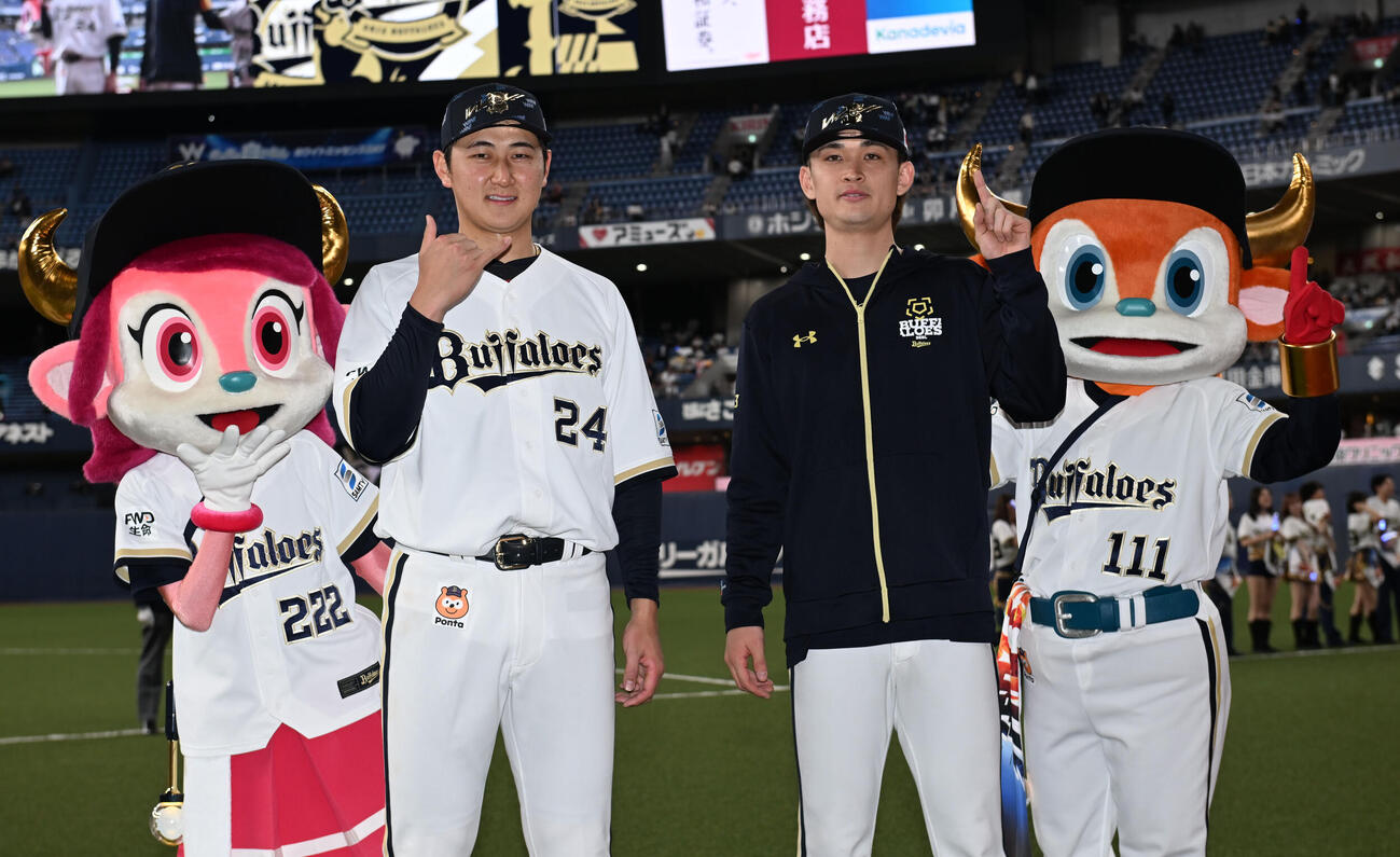 オリックス対西武　インタビュー後、ポーズを取る投打のヒーロー紅林（左）と寺西（撮影・和賀正仁）