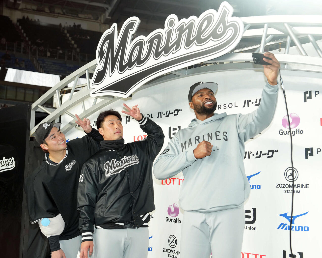 ロッテ対日本ハム　日本ハムに勝利しお立ち台で記念撮影に納まる、左から横山、八木、ポランコ（撮影・たえ見朱実）