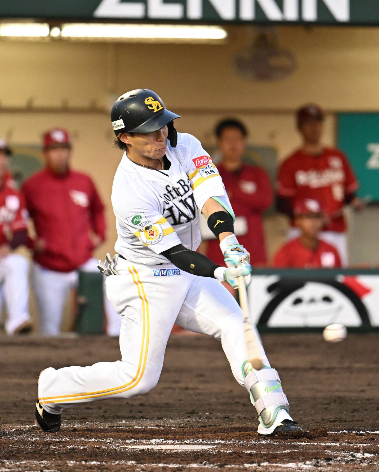 ソフトバンク対楽天　2回裏ソフトバンク1死二塁、野村は適時二塁打を放つ（撮影・林敢治）