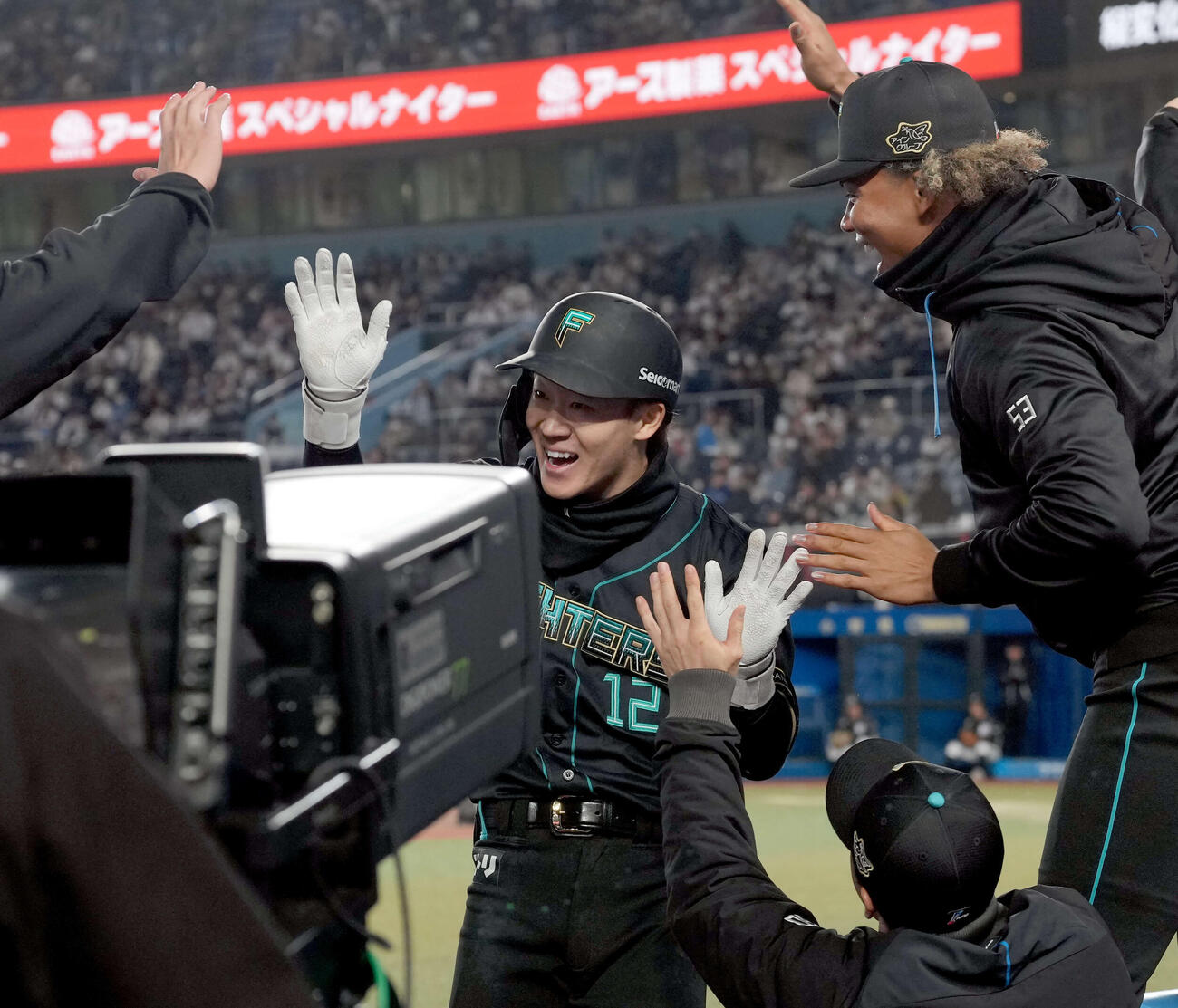 ロッテ対日本ハム　4回表日本ハム2死、同点のソロ本塁打を放ち笑顔でナインとハイタッチをする矢沢（撮影・たえ見朱実）