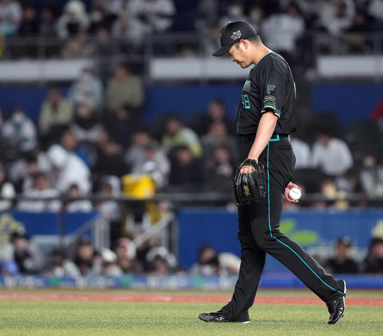 ロッテ対日本ハム　6回裏、ロッテに逆転を許した日本ハム斎藤（撮影・たえ見朱実）