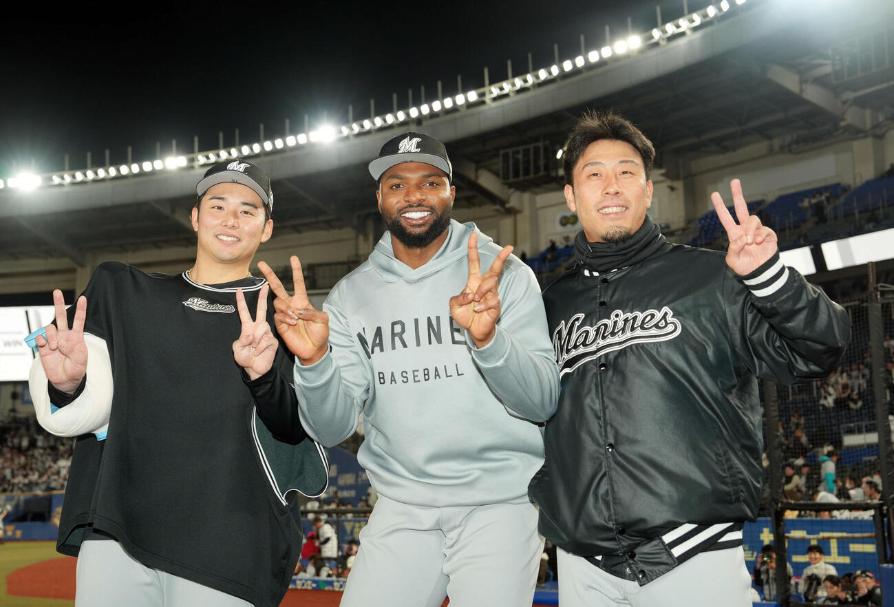 ロッテ対日本ハム　日本ハムに勝利し記念撮影に納まる、左から横山、八木、ポランコ（撮影・たえ見朱実）