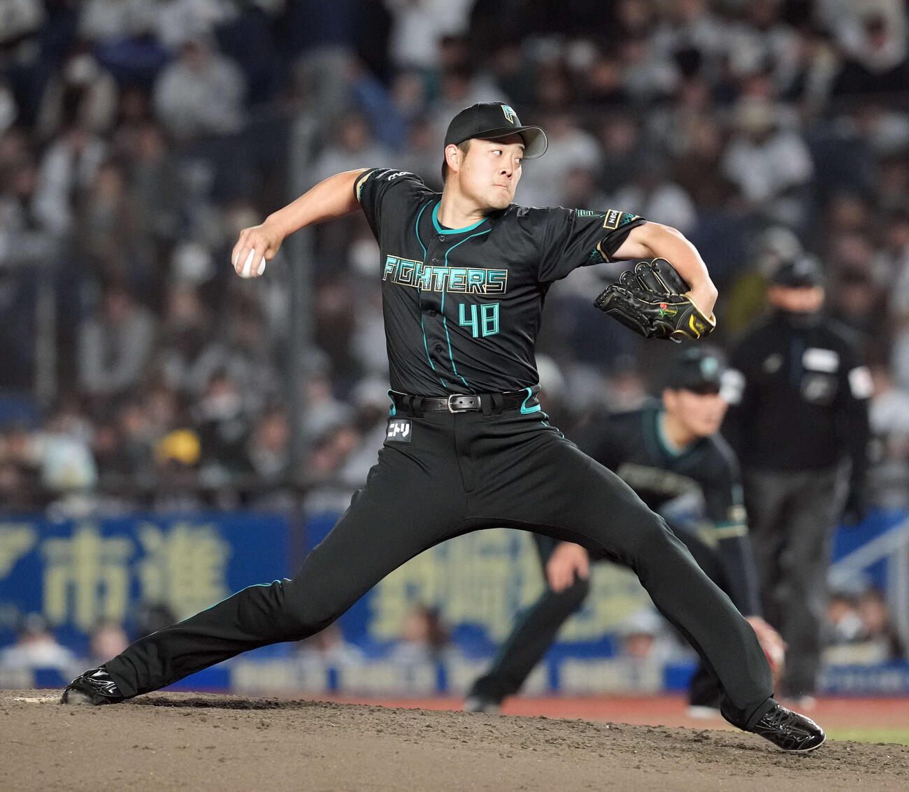 ロッテ対日本ハム　6回からマウンドに上がった日本ハム斎藤（撮影・たえ見朱実）