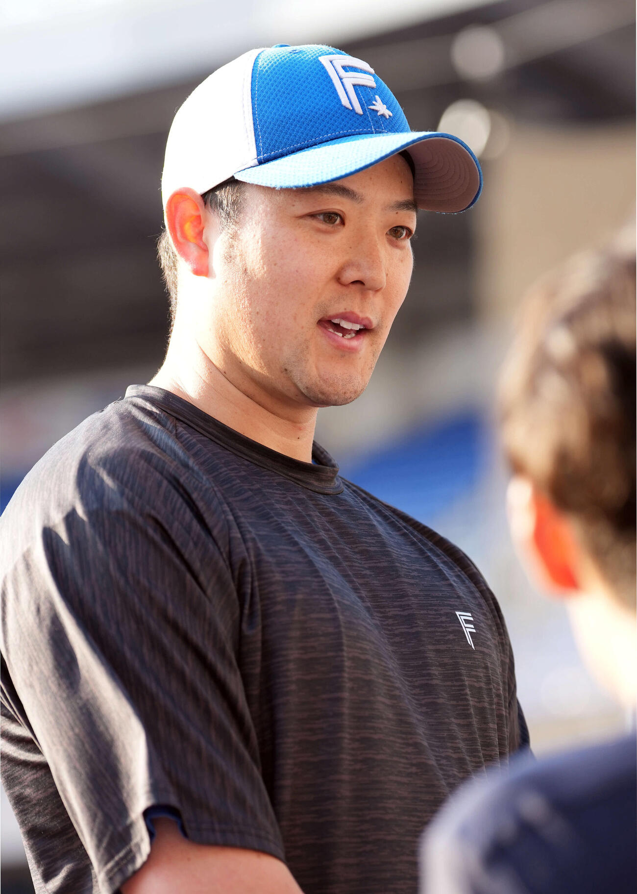 ロッテ対日本ハム　記者に囲まれる日本ハム斎藤（撮影・たえ見朱実）