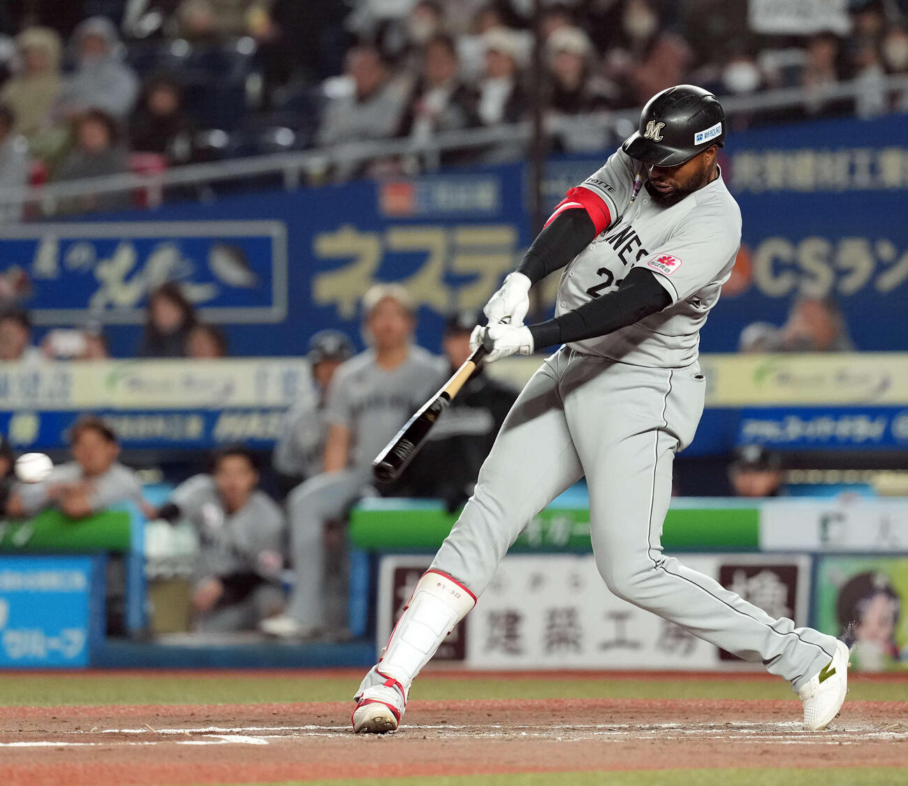 ロッテ対日本ハム　6回裏ロッテ2死一、三塁、左前に勝ち越しの適時打を放つ代打ポランコ（撮影・たえ見朱実）