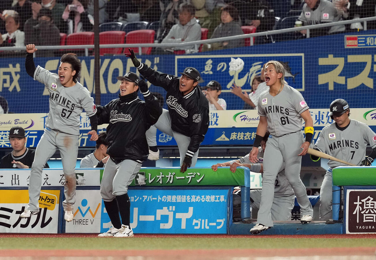 ロッテ対日本ハム　6回裏ロッテ2死一、三塁、代打ポランコの適時打に喜ぶナイン（撮影・たえ見朱実）
