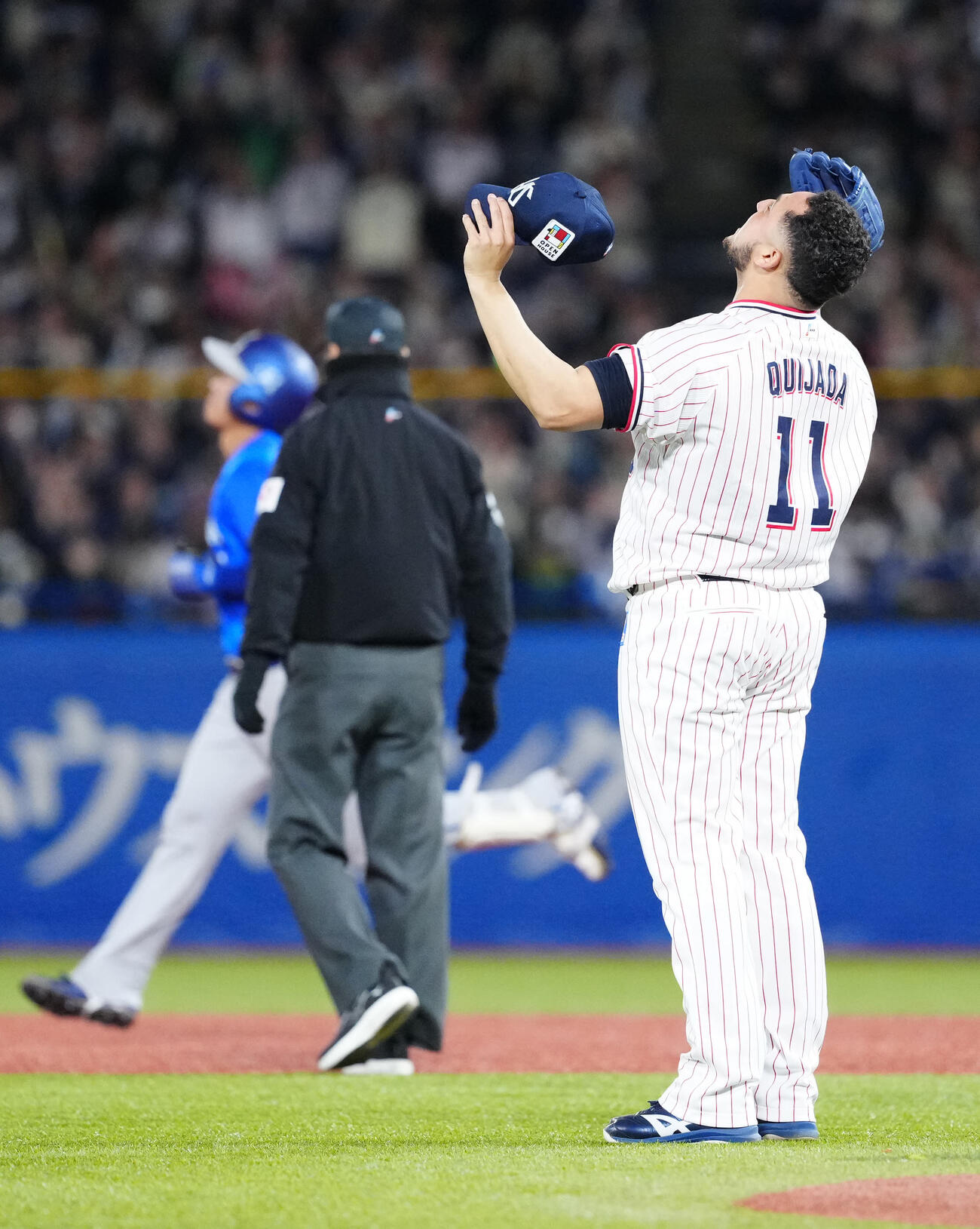 ヤクルト対DeNA 9回表DeNA2死一、二塁、宮下を右飛に仕留めたキハダ（撮影・江口和貴）