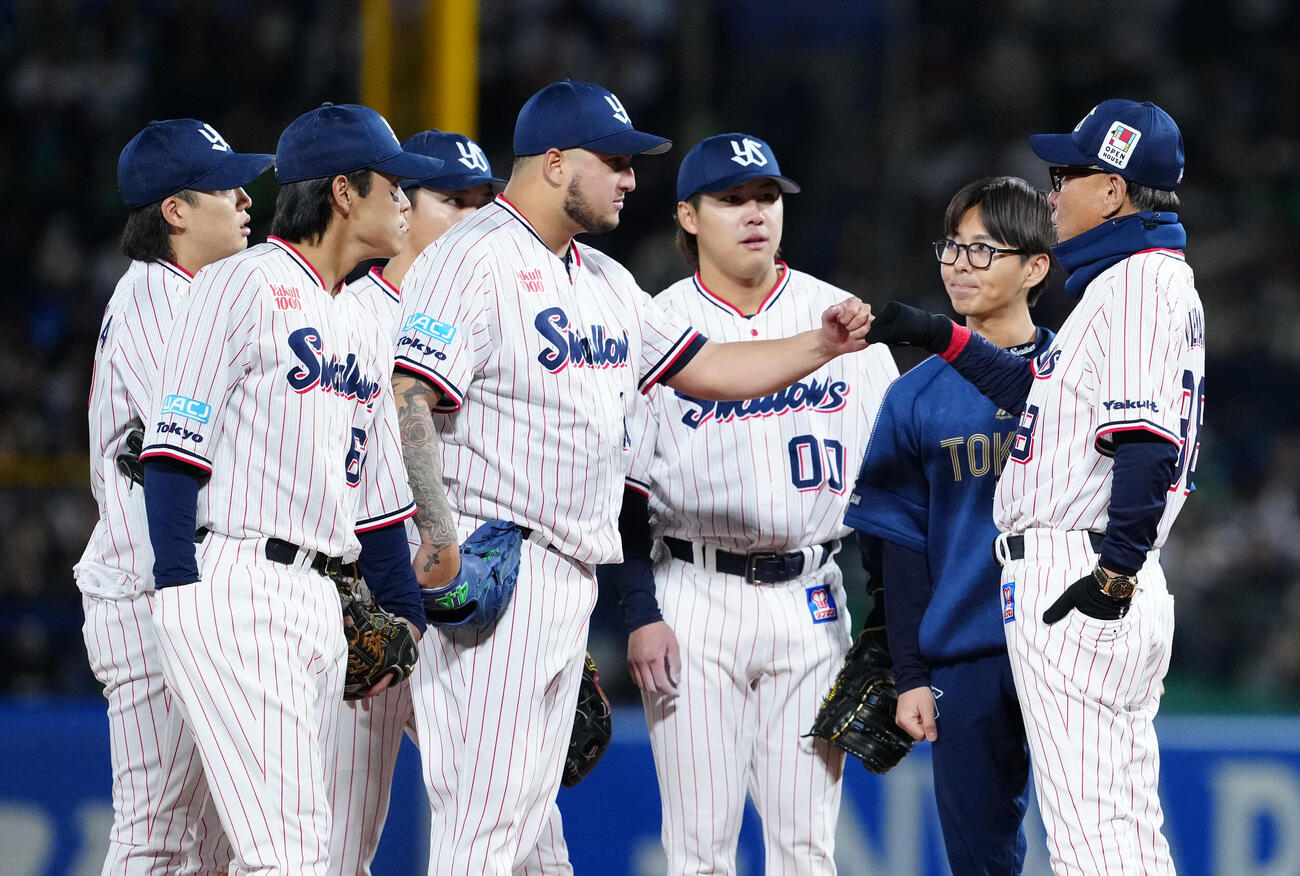 ヤクルト対DeNA 9回表、ヤクルト4番手のキハダ（中央）とマウンドでタッチを交わす池山監督（撮影・江口和貴）