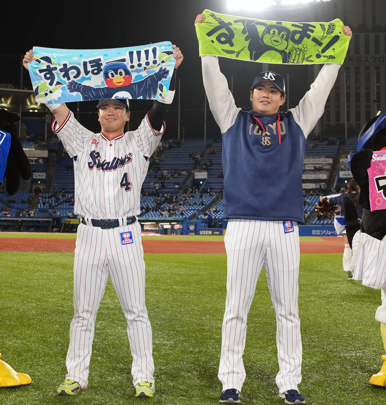 ヤクルト対DeNA DeNAに勝利しタオルを掲げるヤクルト丸山和（左）と松本健（撮影・小島史椰）