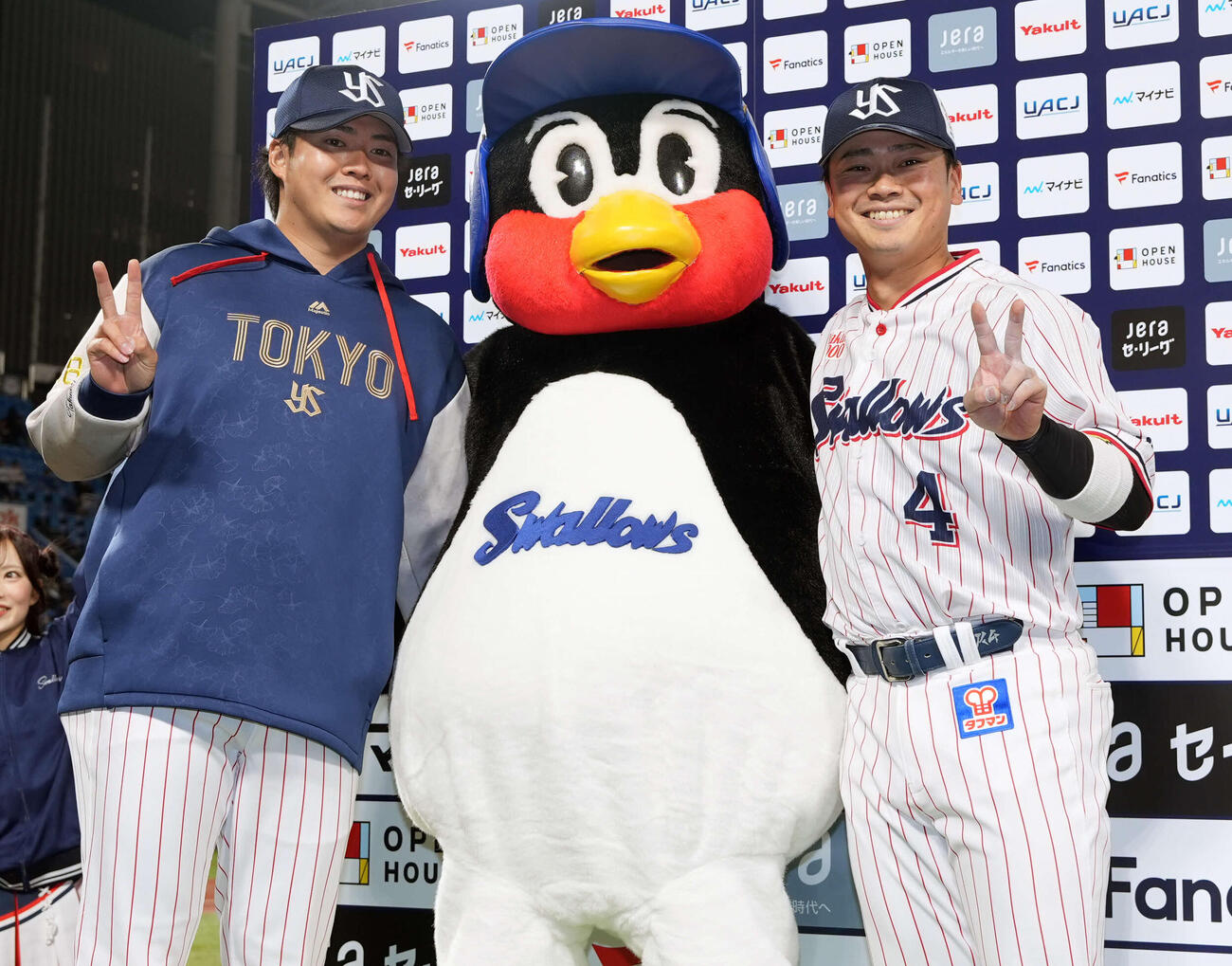 ヤクルト対DeNA DeNAに勝利し写真に納まるヤクルト松本健（左）と丸山和（撮影・小島史椰）