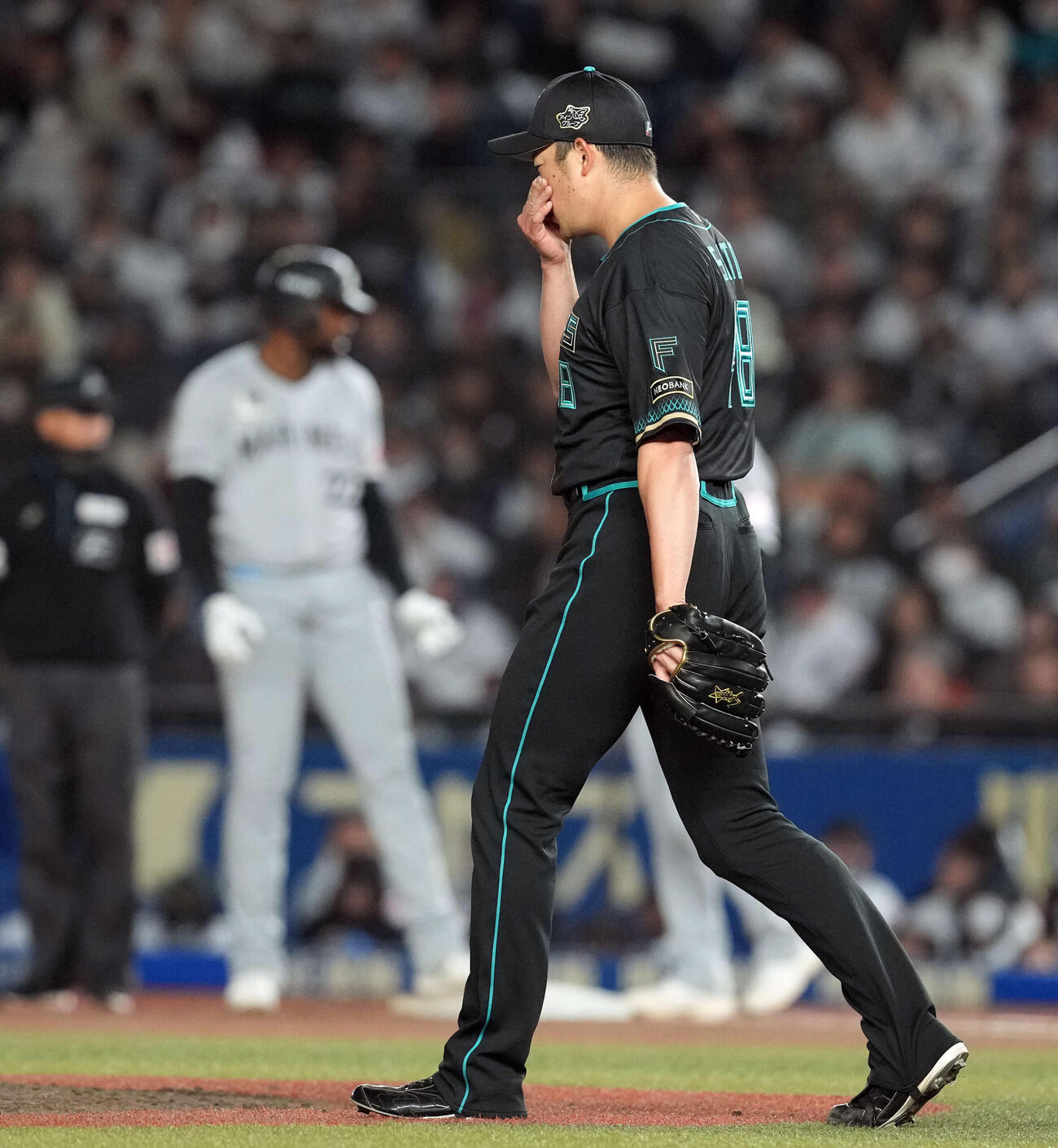 ロッテ対日本ハム　6回裏ロッテ2死一、三塁、代打ポランコに勝ち越し打を浴びる斎藤（撮影・たえ見朱実）