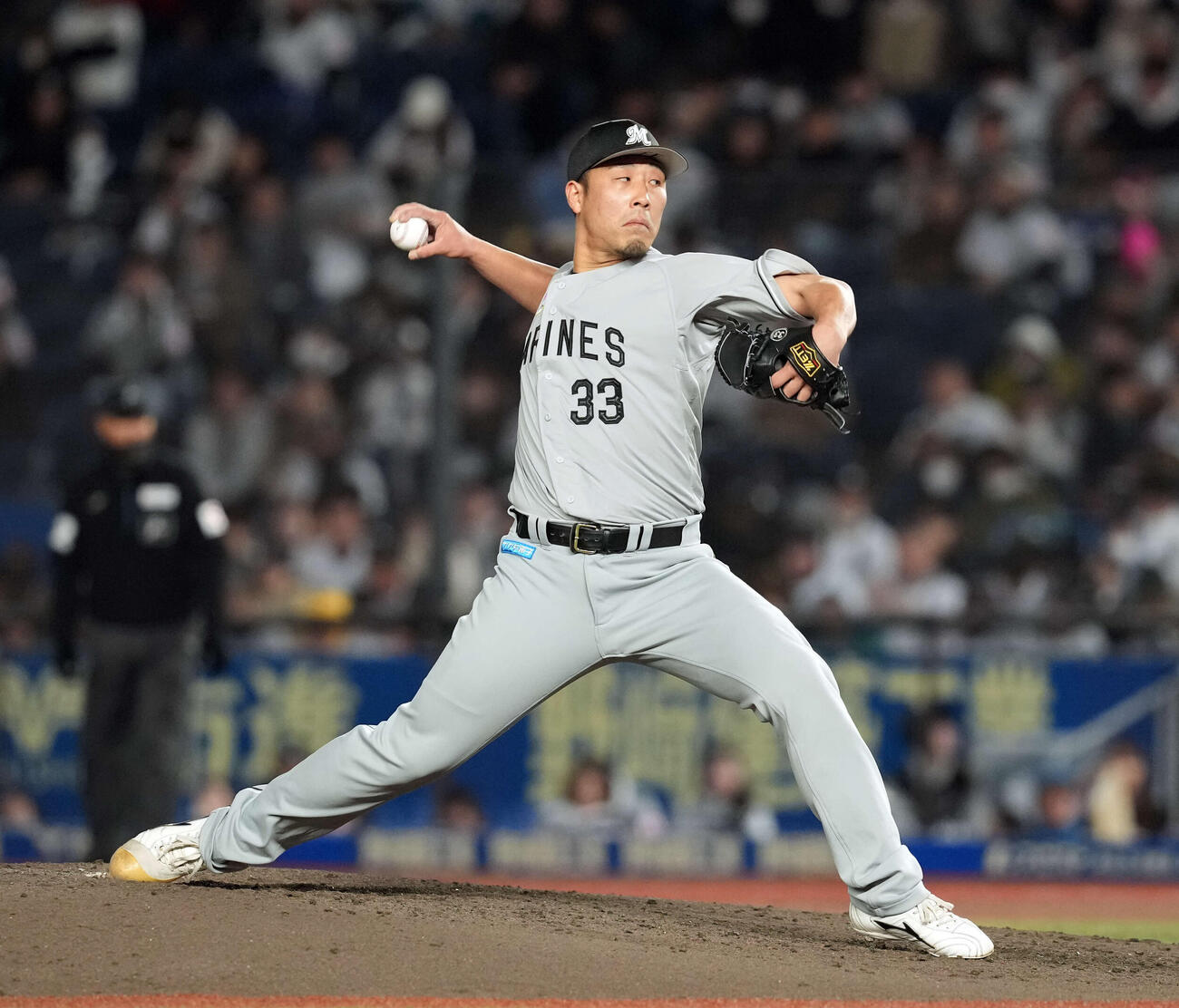 ロッテ対日本ハム　5回からマウンドに上がったロッテ八木（撮影・たえ見朱実）
