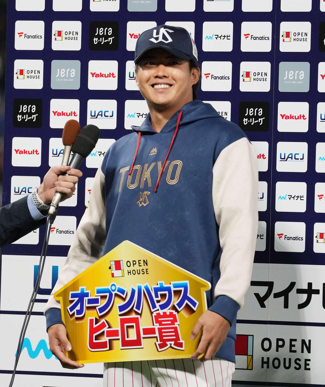 ヤクルト対DeNA DeNAに勝利しヒーローインタビューを受けるヤクルト松本健（撮影・小島史椰）