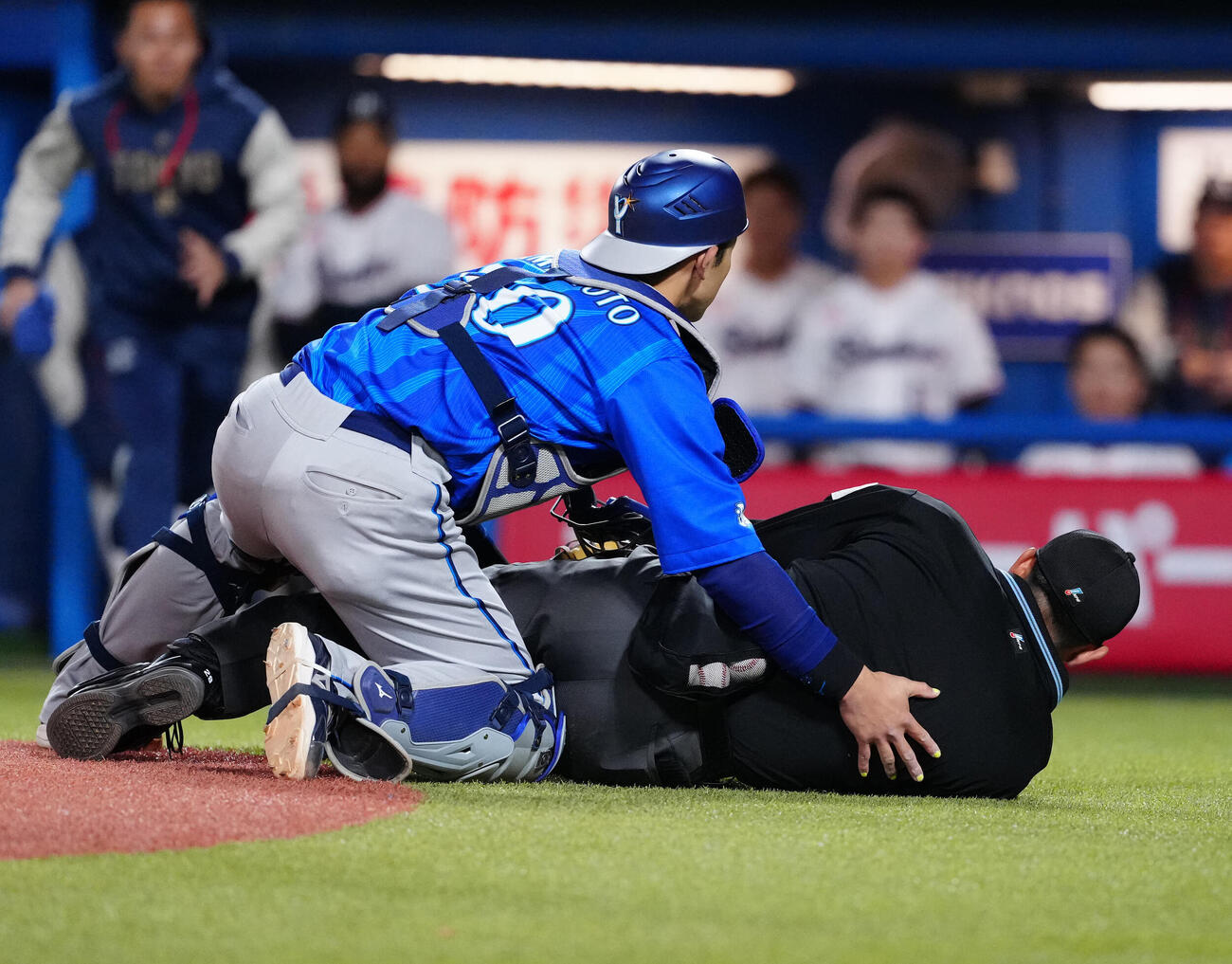 ヤクルト対DeNA 8回裏ヤクルト無死、オスナが放ったバットが当たり、倒れる川上球審（撮影・江口和貴）