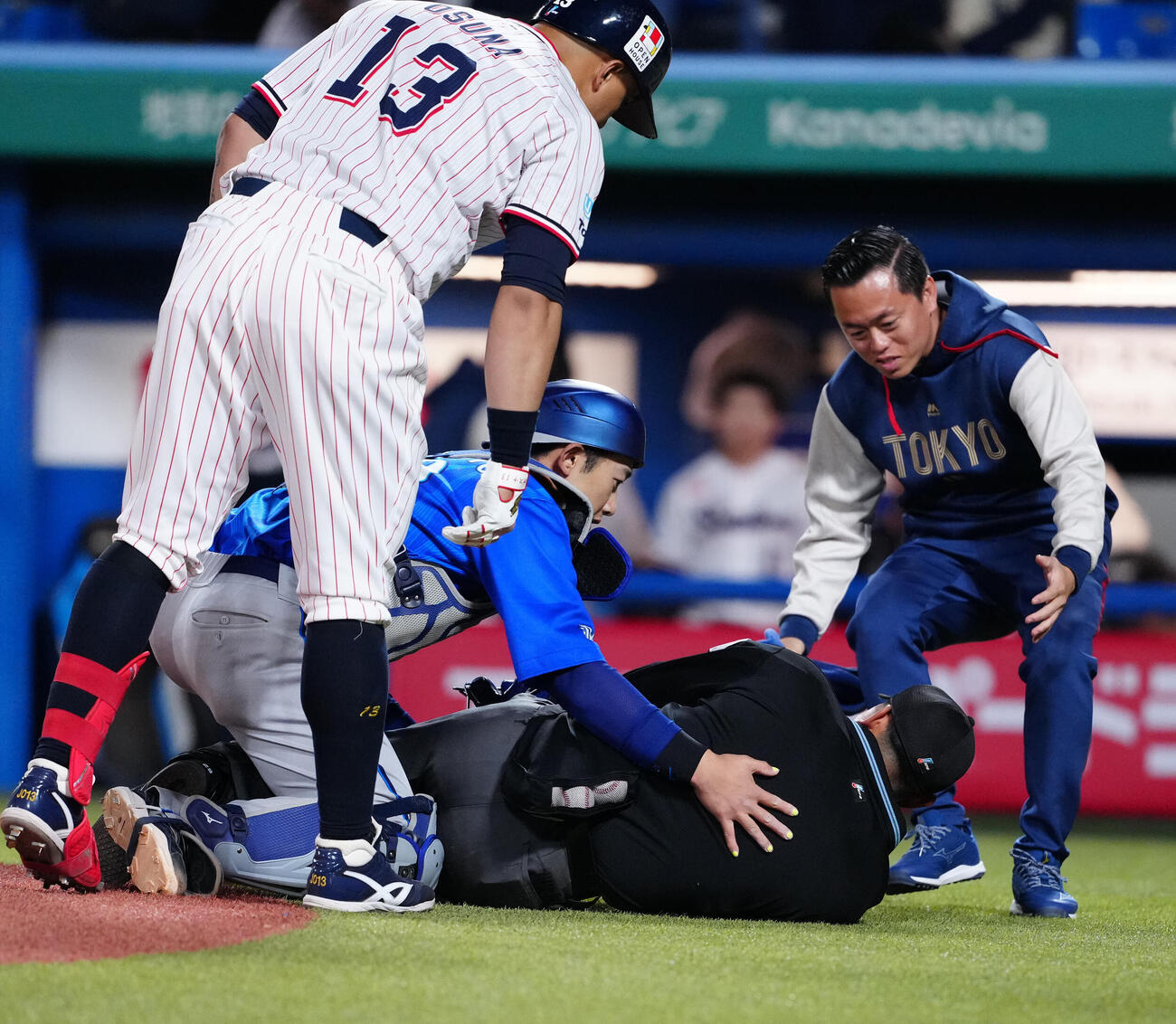 ヤクルト対DeNA 8回裏ヤクルト無死、オスナが放ったバットが当たり、倒れる川上球審（撮影・江口和貴）