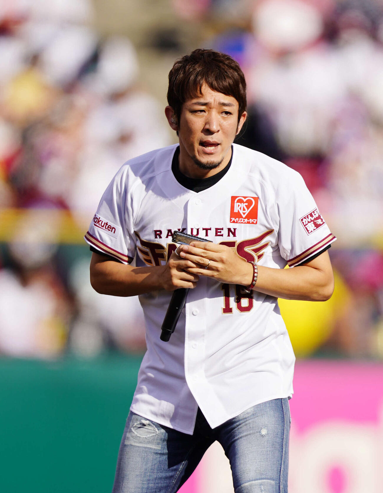 2021年6月、オリックス戦後、ライブを行うファンキー加藤