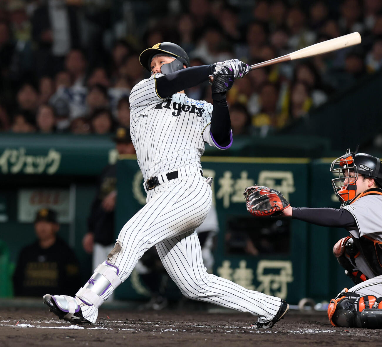 26年4月16日　阪神対巨人　8回裏阪神無死、森下は左越え二塁打を放つ（撮影・加藤哉）