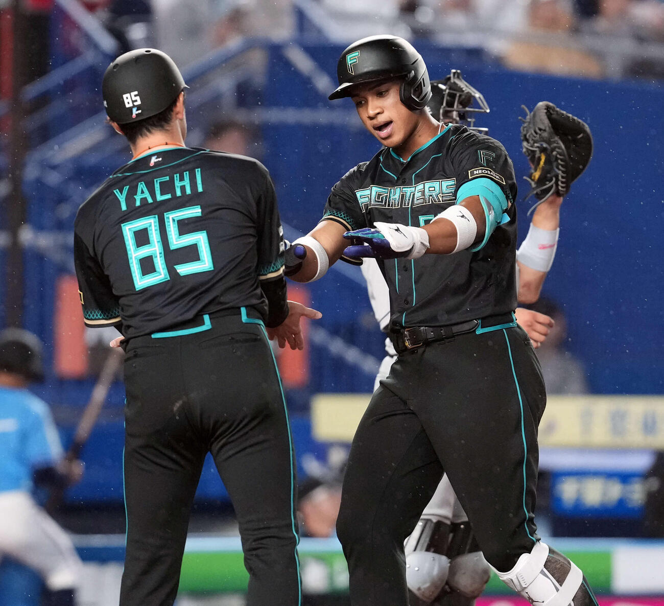 26年4月15日　ロッテ対日本ハム　5回表日本ハム1死、ソロ本塁打を放った万波（撮影・たえ見朱実）