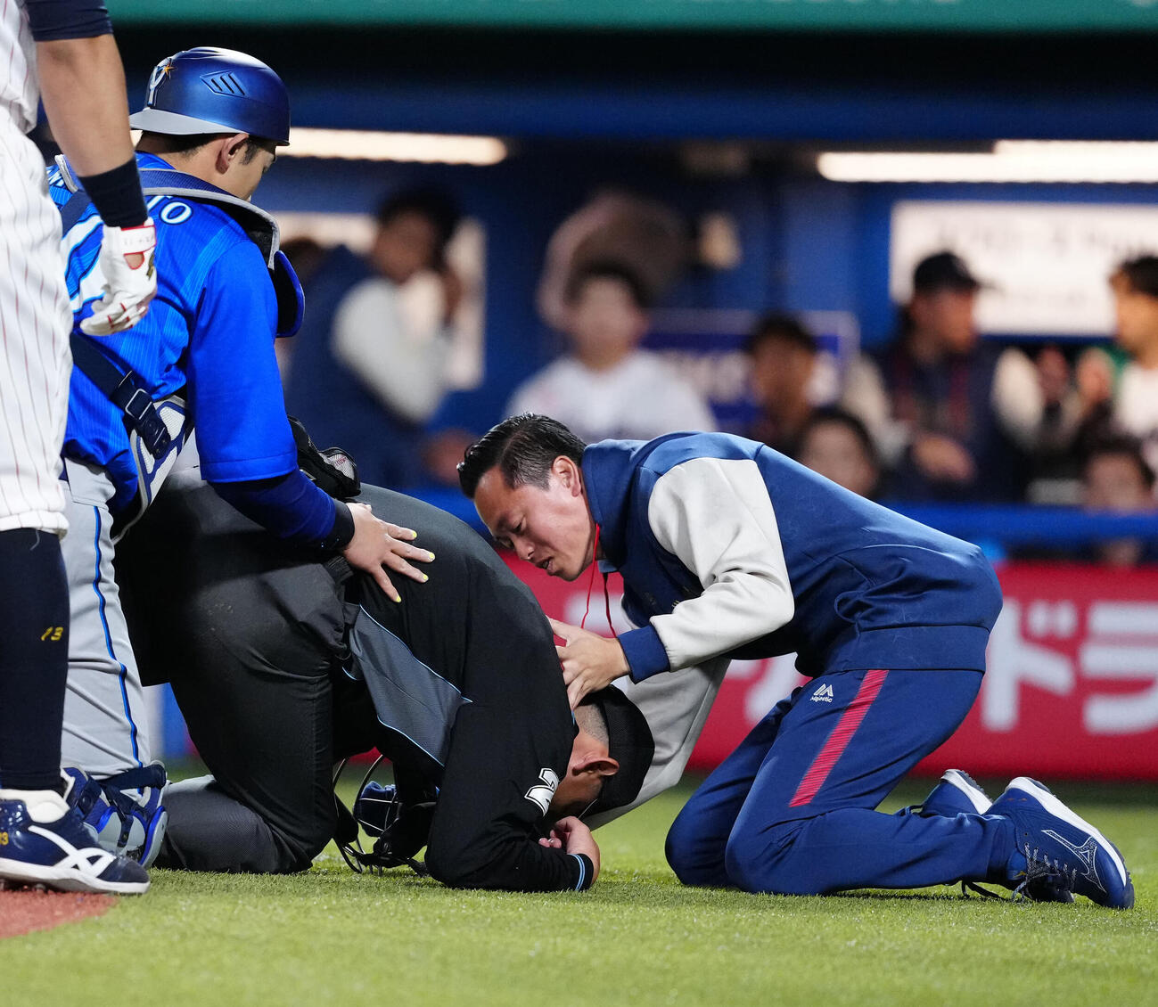 ヤクルト対DeNA 8回裏ヤクルト無死、オスナが放ったバットが当たり、倒れる川上球審（2026年4月16日撮影）