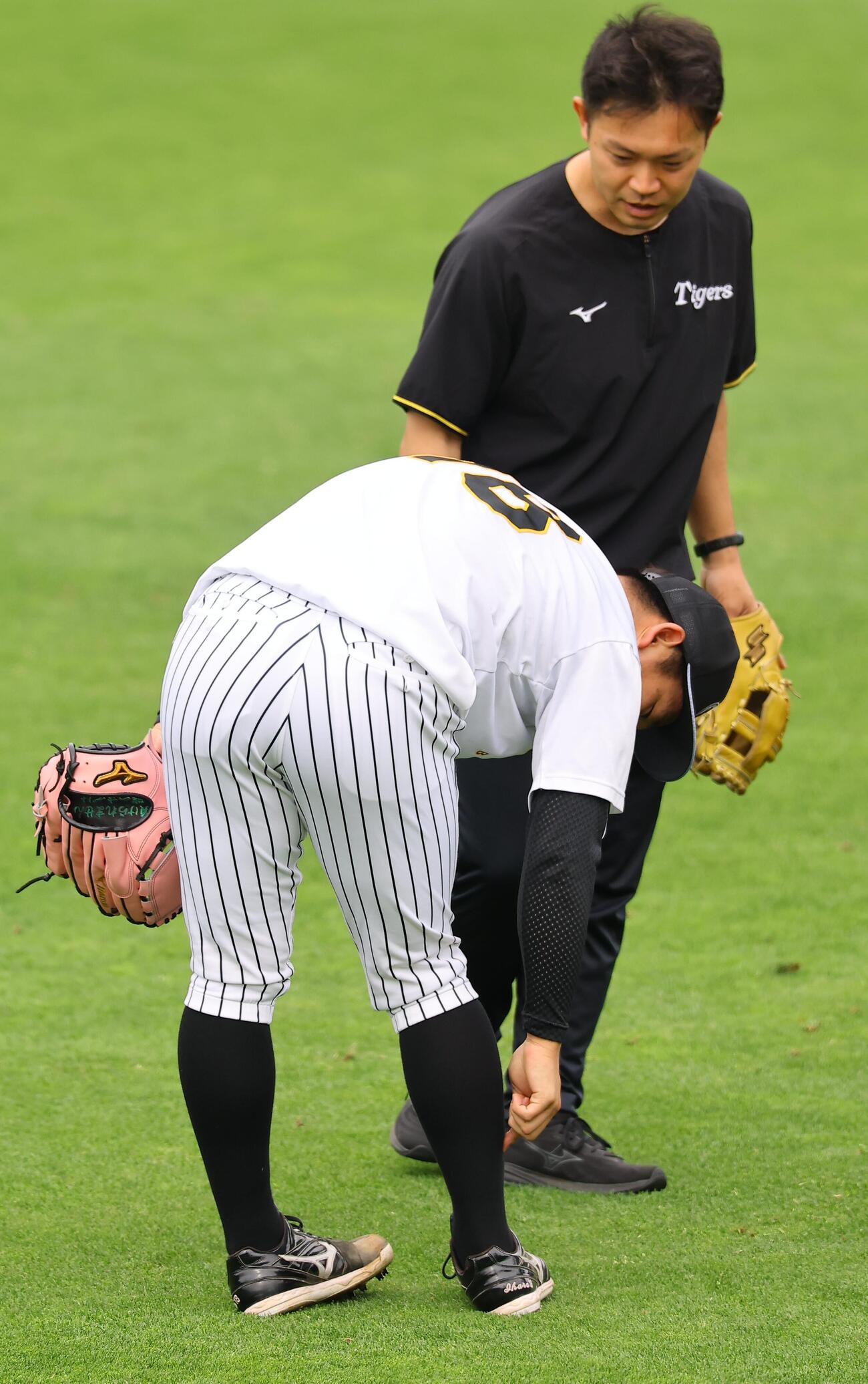 打球が当たった右足を指差す伊原（撮影・上田博志）