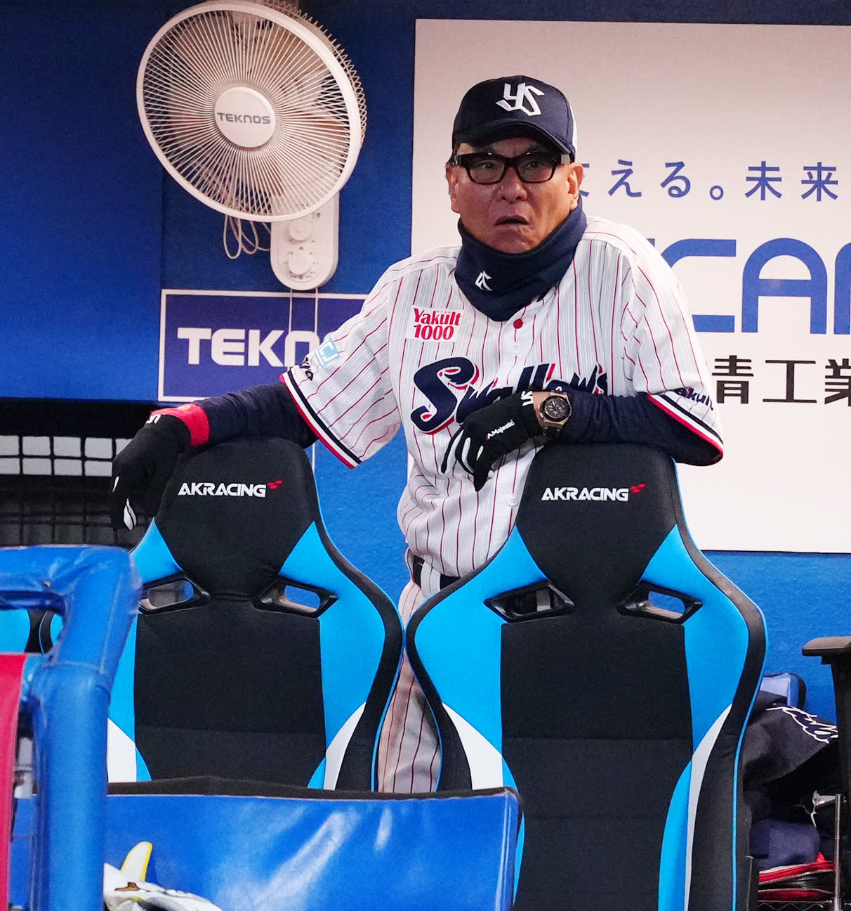 ヤクルト対DeNA 8回裏、川上球審が倒れ、心配するヤクルト池山監督（撮影・江口和貴）