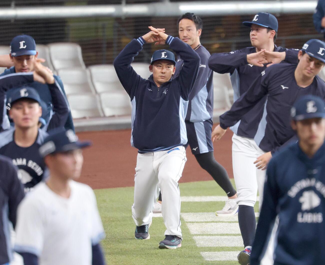 日本ハム対西武　チームに合流しアップする栗山（撮影・黒川智章）