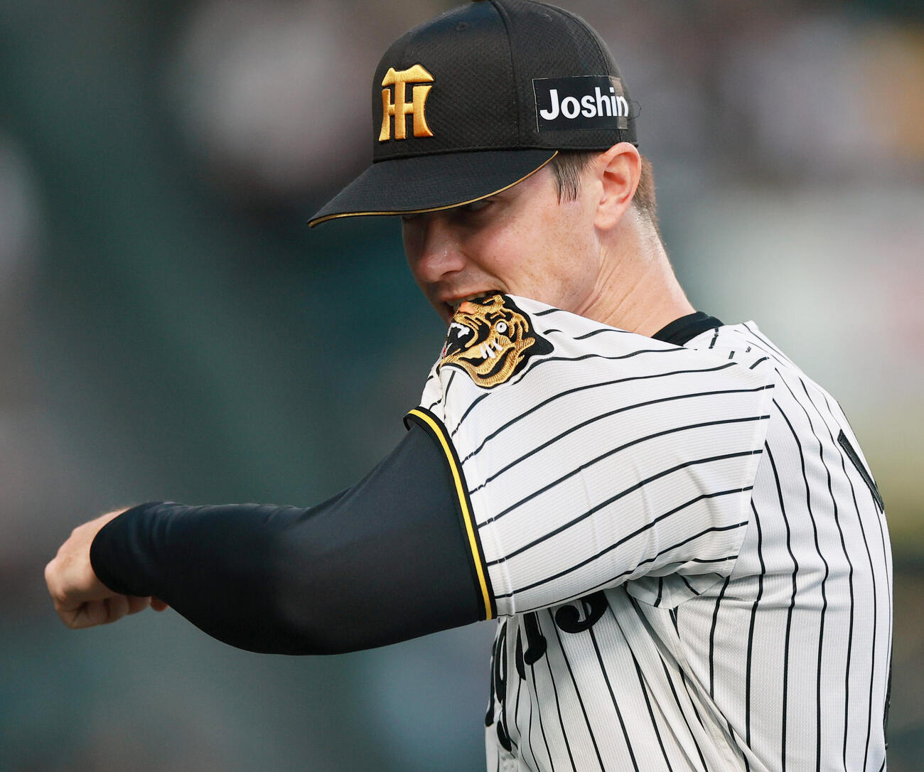 2026年4月16日、阪神対巨人で初回、ダルベックに3点本塁打を浴びたルーカスは悔しげにユニホームをかみベンチへ戻る（撮影・上山淳一）