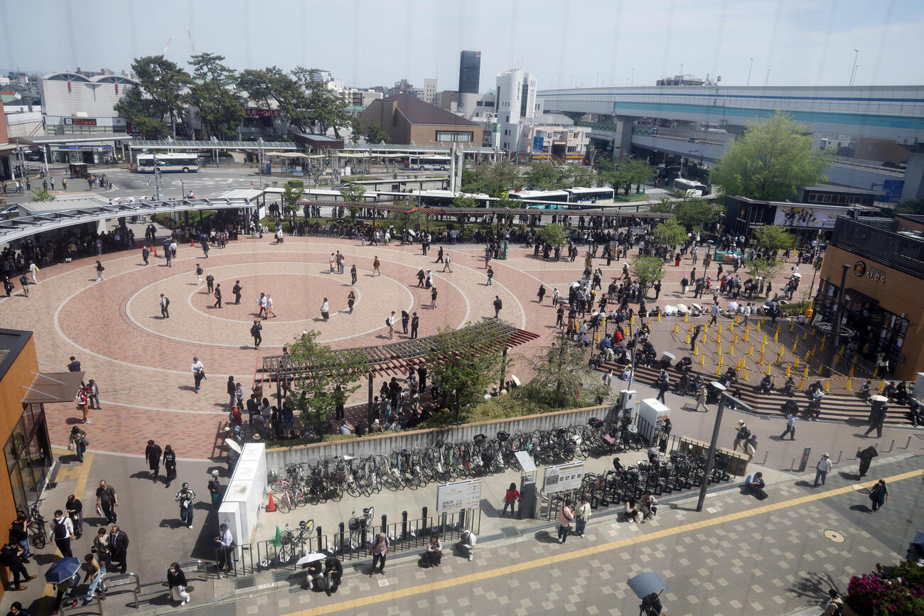 多くの人で賑わう阪神甲子園駅駅前広場