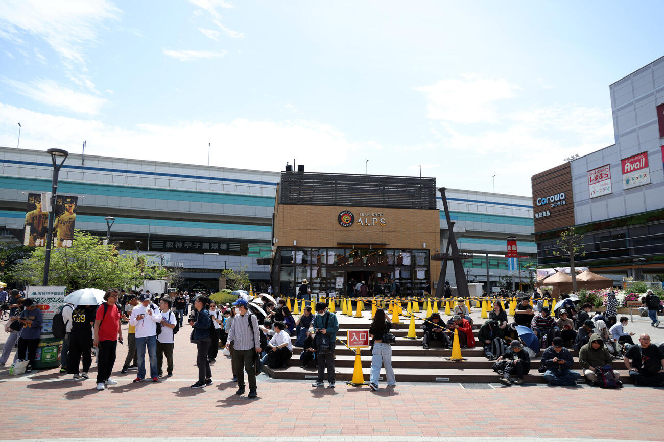 多くの人で賑わう阪神甲子園駅駅前広場