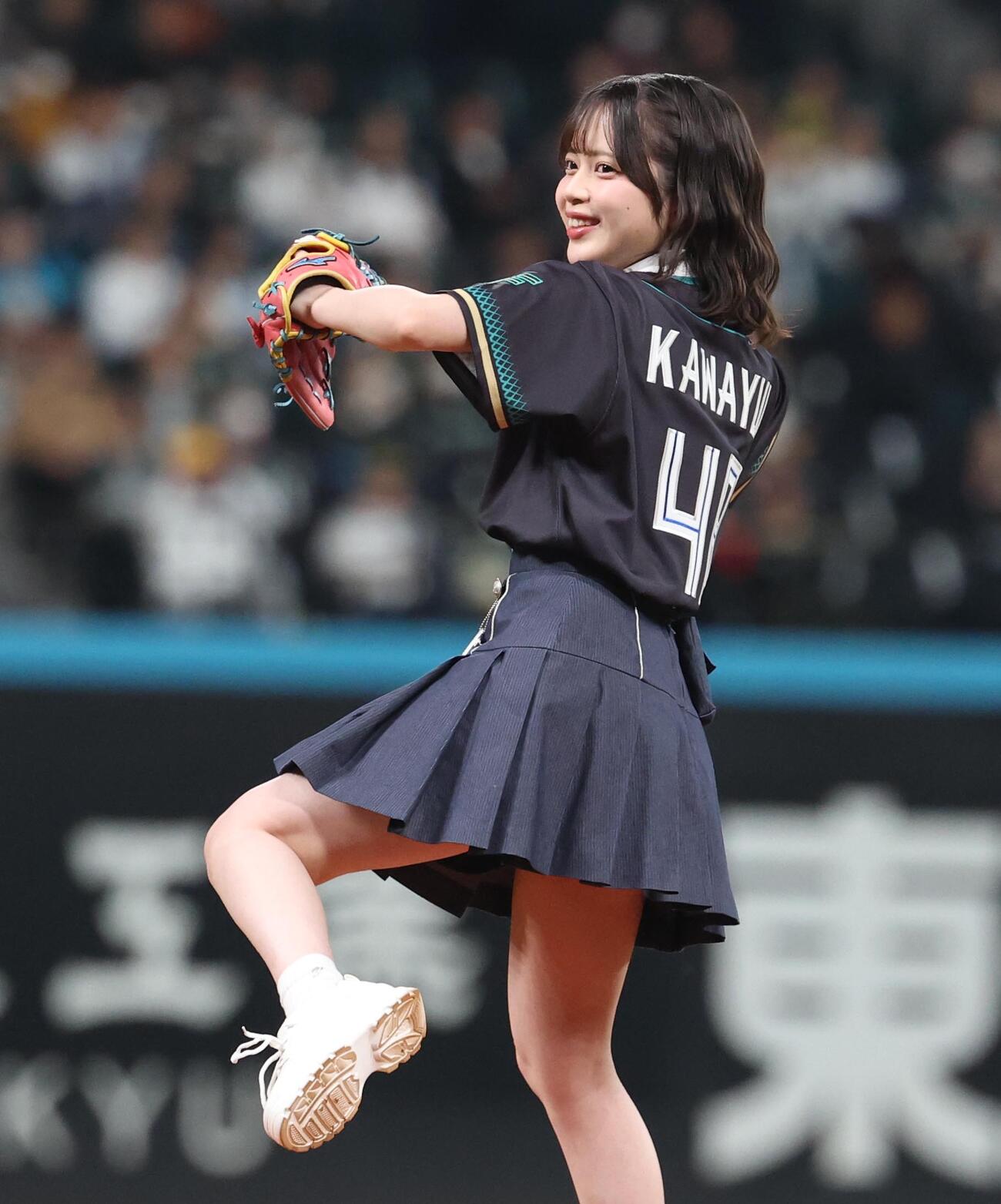 日本ハム対西武　ファーストピッチセレモニーで投球するAKB48の川村結衣（撮影・黒川智章）