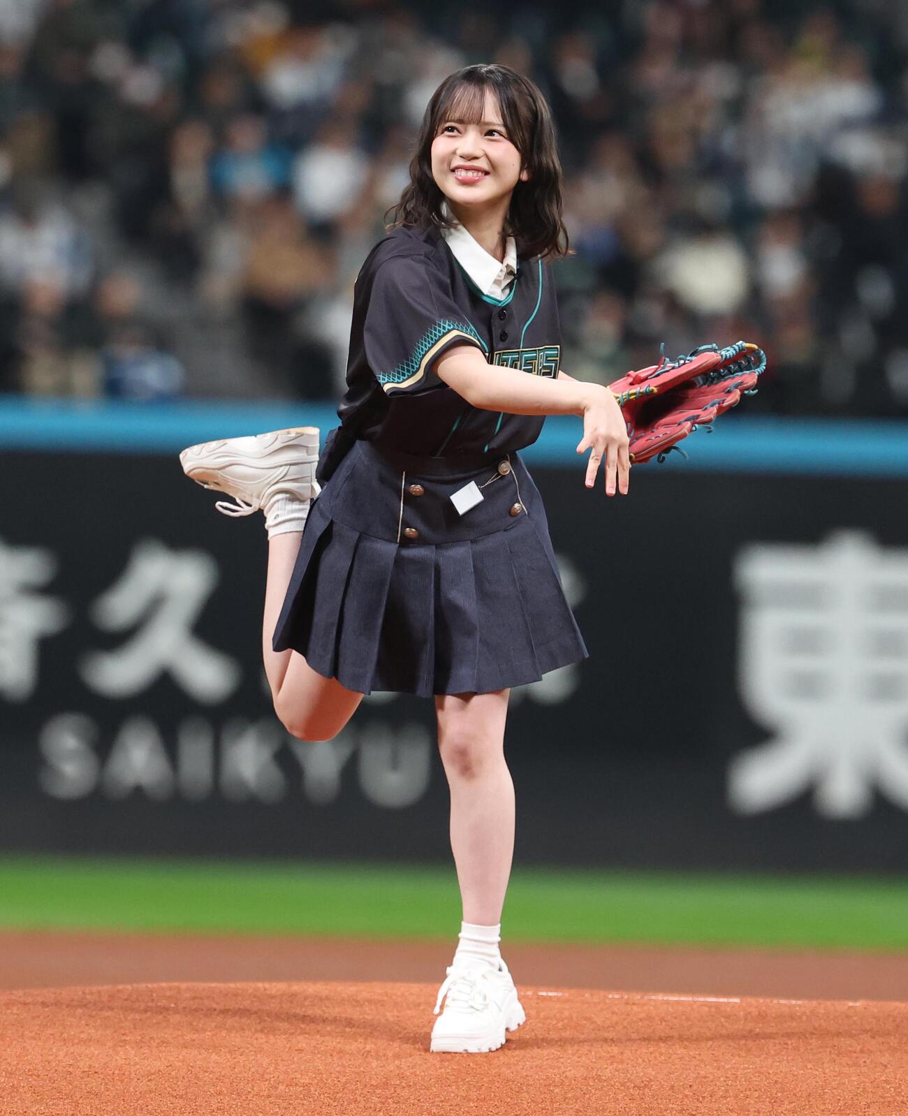 日本ハム対西武　ファーストピッチセレモニーで投球するAKB48の川村結衣（撮影・黒川智章）