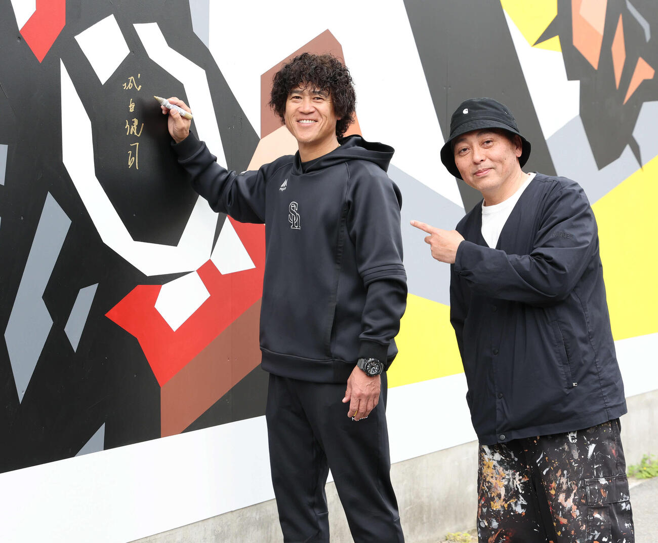 ソフトバンク対オリックス　ソフトバンクの歴史と伝統を感じられる巨大なウォールアートがお披露目された、制作アーティストの渋谷氏（右）と城島CBO（撮影・梅根麻紀）