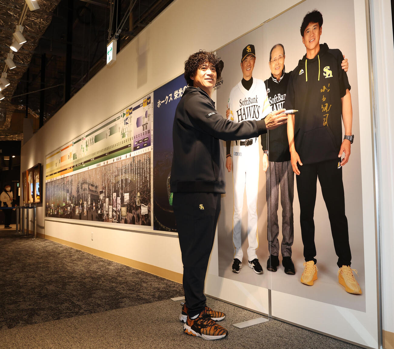 王貞治ベースボールミュージアムの特別展示を内覧した城島CBO（撮影・梅根麻紀）